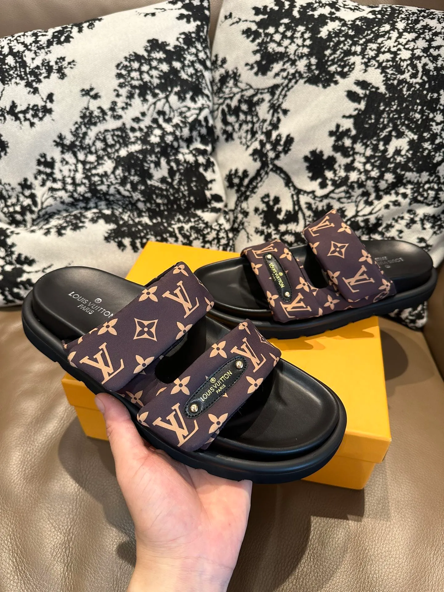 Men's shoes 💰360💰 LV. Slippers 🩴High silk fabric original PU water table rubber outsole, size 35-46